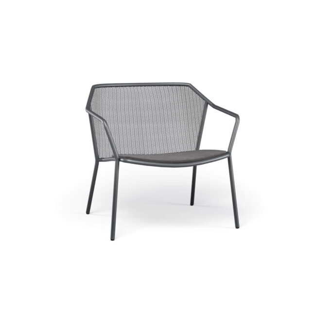 Le proporzioni ergonomiche, la leggerezza del design e le ampie dimensioni di seduta garantiscono alla poltrona Darwin massimo comfort e versatilità, rendendola adatta sia ad ambienti privati sia a contesti contract. Realizzata in acciaio, la poltrona richiama suggestioni classiche reinterpretate in chiave contemporanea attraverso una raffinata trama in lamiera stirata, inserita in una struttura in tubolare d’acciaio dalle geometrie moderne. La texture di seduta e schienale rappresenta l’elemento distintivo dell’intera collezione Darwin, integrandosi armoniosamente con le linee strutturali.