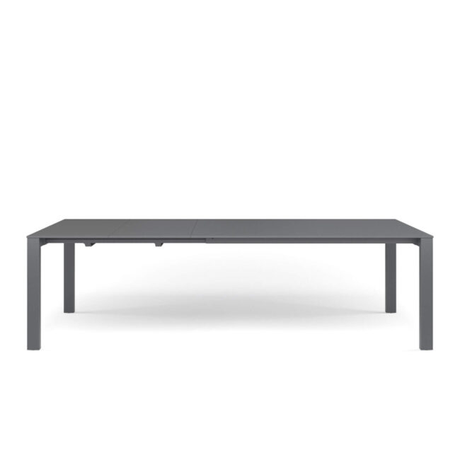 Il tavolo allungabile Round da sei/dieci posti, design Christophe Pillet, è l’equilibrio perfetto tra eleganza, leggerezza e solidità. La base in acciaio, unita al piano in HPL disponibile in diversi colori, crea un’armonia visiva che unisce robustezza e leggerezza in modo naturale. Con le sue dimensioni generose da chiuso di 160x100 cm e allungabile fino a 268x100 cm grazie alle due pratiche prolunghe, il tavolo Round permette di aggiungere 2 o 4 posti extra, adattandosi con stile a ogni occasione conviviale. Disponibile in un’ampia gamma di colori, porta personalità, versatilità e carattere in ogni ambiente, trasformandolo in uno spazio accogliente e armonioso, dove estetica, funzionalità e comfort si fondono con naturalezza. La collezione Round celebra equilibrio, discrezione e armonia, definendo spazi outdoor eleganti e contemporanei, in cui linee pulite e leggere creano atmosfere raffinate e senza tempo, capaci di rendere ogni momento all’aperto un’esperienza di stile e piacere.