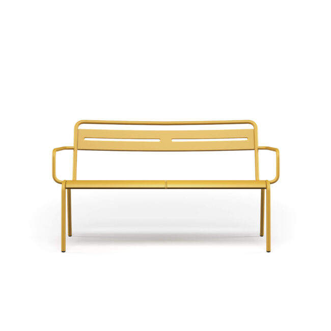 Il divano Star è una seduta versatile che si adatta a diversi contesti outdoor, sia privati che contract, spaziando da grandi aree a spazi più contenuti. Star è un divano coloratissimo e informale, ideale per creare atmosfere allegre e rilassate. La seduta è ampia e comoda, perfetta per momenti all'aperto. Il design essenziale e lineare si integra facilmente in qualsiasi ambiente, valorizzando lo spazio. Per un comfort extra, è disponibile un cuscino che rende il divano ancora più accogliente.