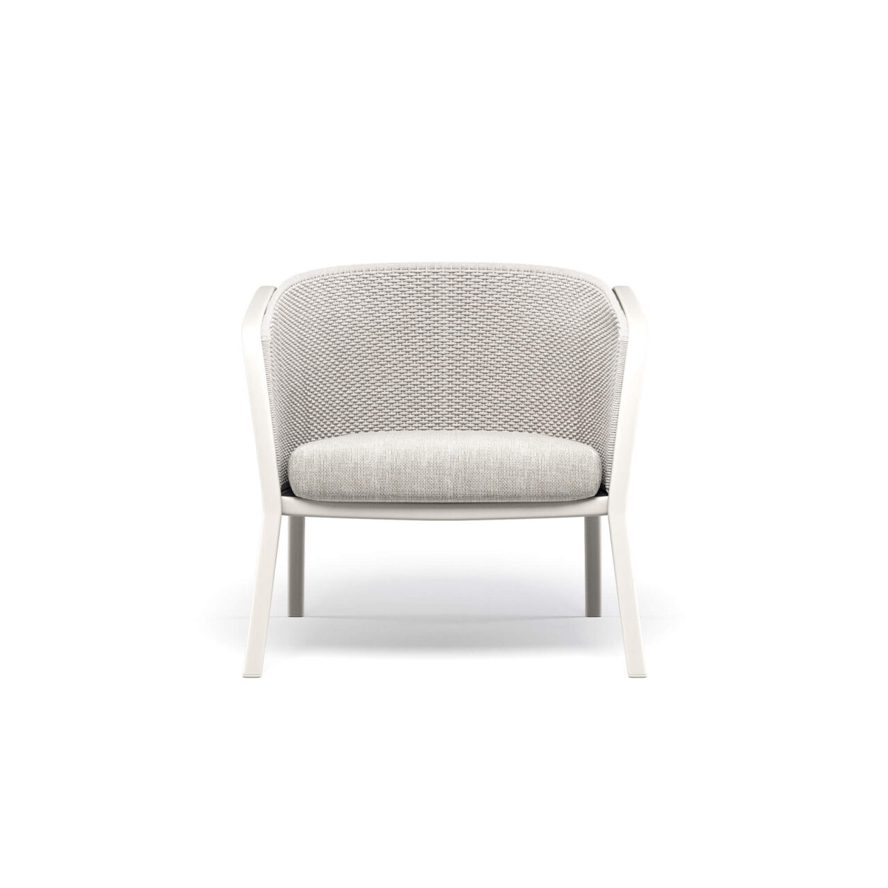 Poltrona-Carousel-da-giardino-in-Alluminio-e-Corda-sintetica-EMU-arredamenti-da-esterno La poltrona Carousel con intreccio fitto è progettata per offrire un perfetto equilibrio tra design contemporaneo, alte prestazioni e dimensioni generose, garantendo un livello di comfort superiore. La struttura in alluminio assicura leggerezza, solidità e lunga durata nel tempo, rendendo la poltrona ideale per l’utilizzo in ambienti outdoor. Il sedile in lega di alluminio imbutito, modellato per ottenere una forma essenziale e raffinata, è fissato alla struttura mediante saldatura strutturale TIG, una tecnologia che garantisce massima resistenza, affidabilità nel tempo e un elevato standard estetico. La struttura dello schienale in acciaio funge da supporto per l’intreccio fitto in corda sintetica di alta qualità, elemento distintivo che valorizza il design della collezione. La poltrona Carousel può essere completata con un cuscino imbottito rivestito in un’ampia selezione di tessuti per esterno, progettati per resistere agli agenti atmosferici. Tutti i materiali impiegati assicurano elevata resistenza, stabilità cromatica e idrorepellenza, rendendo la poltrona particolarmente adatta a ambienti marini, spazi esterni e condizioni climatiche estreme.