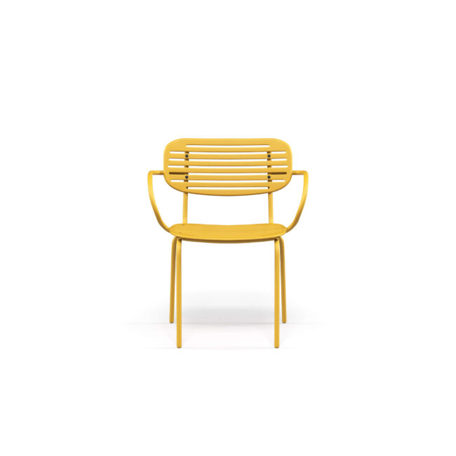 Vivace, colorata e dal carattere contemporaneo, la poltroncina Mom, design Florent Coirier, celebra leggerezza e freschezza in ogni ambiente. Realizzata in lamiera di acciaio stampata e prezincata a caldo, resiste con stile agli agenti atmosferici, diventando perfetta per spazi outdoor e indoor. Le forme morbide e avvolgenti della seduta e dello schienale sagomati assicurano un comfort immediato, mentre l’elegante motivo grafico dello schienale alleggerisce visivamente la struttura, rendendola dinamica e raffinata. Lo schienale, fissato alla struttura con rivetti in acciaio inox, unisce sicurezza e durabilità, proteggendo da ruggine e corrosione. La poliedrica palette di colori conferisce a Mom un’anima giovane, fresca e ironica, mentre per la versione indoor un morbido cuscino imbottito per sedile e schienale, fissato con pratici elastici, aggiunge comfort senza compromettere lo stile. Mom è una poltroncina capace di dare personalità e vitalità a ogni ambiente, rendendo ogni momento conviviale più leggero, piacevole e raffinato.