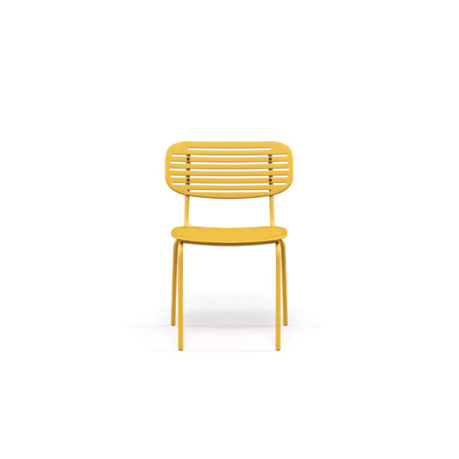 Vivace, colorata e dal carattere contemporaneo, la sedia Mom, design Florent Coirier, è un vero inno alla leggerezza e alla freschezza. Realizzata in lamiera di acciaio stampata e prezincata a caldo, è resistente agli agenti atmosferici e perfetta per arricchire con stile spazi outdoor e indoor. Le forme morbide e avvolgenti della seduta e dello schienale sagomati garantiscono un comfort immediato, mentre l’elegante effetto grafico dello schienale alleggerisce visivamente la struttura, rendendola dinamica e raffinata. Lo schienale è fissato alla struttura con rivetti in acciaio inox, un dettaglio di qualità che riduce il rischio di corrosione, ruggine e deterioramento. La poliedrica palette di colori conferisce alla sedia Mom un’anima giovane, fresca e ironica, e per la versione indoor è disponibile un cuscino imbottito per sedile e schienale, fissato con un pratico sistema elastico, che aggiunge comfort e morbidezza senza compromettere lo stile. Mom è una seduta capace di dare personalità e vitalità a ogni ambiente, rendendo ogni momento conviviale più leggero e piacevole.