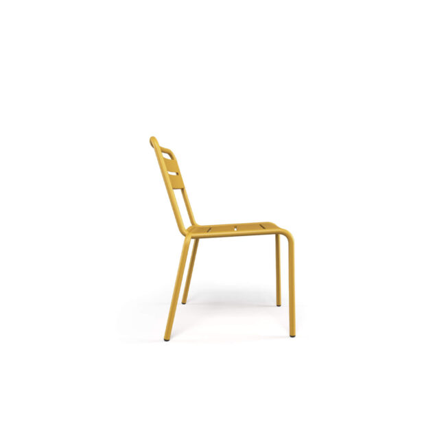 La sedia Star è una seduta che si inserisce in molteplici contesti outdoor, privati e contract, adattandosi bene sia a grandi che a piccoli spazi. Realizzata in acciaio, Star è una sedia disponibile in un'ampia gamma di colori e informale, perfetta per creare atmosfere vivaci. La seduta è ampia e comoda, ideale per trascorrere momenti piacevoli all'aperto. Il design pulito ed essenziale si integra con naturalezza in qualsiasi contesto, valorizzando lo spazio circostante. Per aumentare il comfort, è disponibile un cuscino che rende la sedia ancora più accogliente.