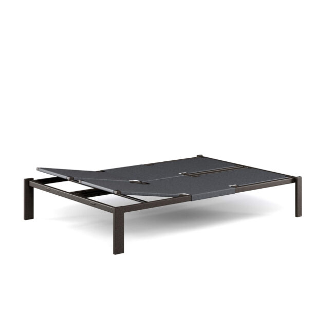Il daybed Shine, disegnato da Arik Levy, interpreta il relax outdoor in chiave contemporanea, diventando il protagonista di terrazze, bordi piscina e giardini dal gusto raffinato. Pensato per condividere momenti di quiete e benessere, offre uno spazio ampio e accogliente dove distendersi al sole, leggere o semplicemente lasciarsi andare al ritmo lento delle giornate all’aria aperta. Il design essenziale è il suo tratto distintivo: linee pulite, struttura leggera e proporzioni equilibrate creano un’estetica sobria ed elegante, perfetta per contesti moderni e minimal. La struttura in alluminio rende il daybed Shine ideale sia per ambienti indoor che outdoor, garantendo resistenza, leggerezza e durata nel tempo. Il telo in EMU-Tex assicura comfort, traspirabilità e ottime performance anche all’esterno, mantenendo un aspetto curato ed elegante. Lo schienale regolabile permette un comfort personalizzato, mentre i dettagli in teak dei braccioli aggiungono un tocco caldo e naturale, in armonioso contrasto con il metallo. Completano il progetto le ruote a scomparsa, che consentono una facile movimentazione senza compromettere l’estetica pulita del design. Un daybed pensato per vivere il relax con naturalezza e stile, trasformando ogni spazio in una zona lounge sofisticata e senza tempo.