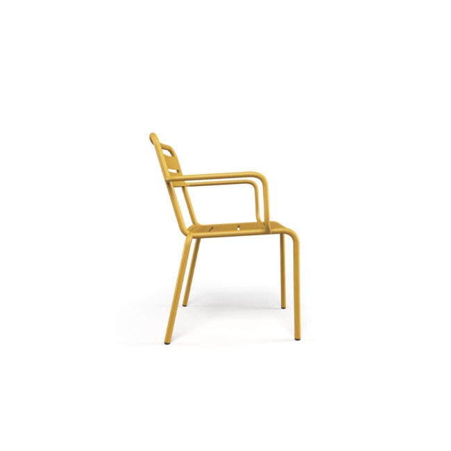 La poltroncina Star è una seduta versatile che si adatta a diversi contesti outdoor, sia privati che contract, spaziando da grandi aree a spazi più contenuti. Star è una poltroncina realizzata completamente in alluminio, coloratissima e informale, ideale per creare atmosfere allegre e rilassate anche in contesti marini. La seduta è ampia e comoda, perfetta per momenti all'aperto. Il design essenziale e lineare si integra facilmente in qualsiasi ambiente, valorizzando lo spazio.