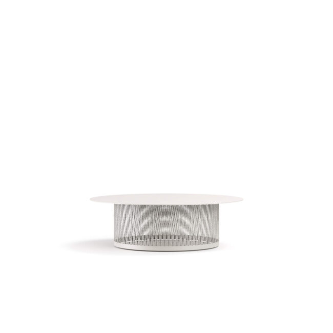 Il tavolo basso Cabla, progettato da Lucidi-Pevere, è un complemento d’arredo di design studiato per garantire un ampio piano di appoggio e un’elevata funzionalità, adattandosi con naturalezza a differenti esigenze di spazio e stile. Adatto a progetti indoor e outdoor, il tavolo basso Cabla si inserisce armoniosamente sia in contesti residenziali sia contract. La struttura del tavolo basso Cabla è caratterizzata da una base in rete metallica in acciaio inox, espressione del consolidato know-how EMU, abbinata a un piano in lamiera rotondo dal linguaggio essenziale. L’abbinamento dei materiali assicura resistenza, stabilità e versatilità progettuale, rendendo il tavolo basso Cabla una soluzione affidabile e durevole anche per ambienti marini e spazi esterni esposti agli agenti atmosferici.