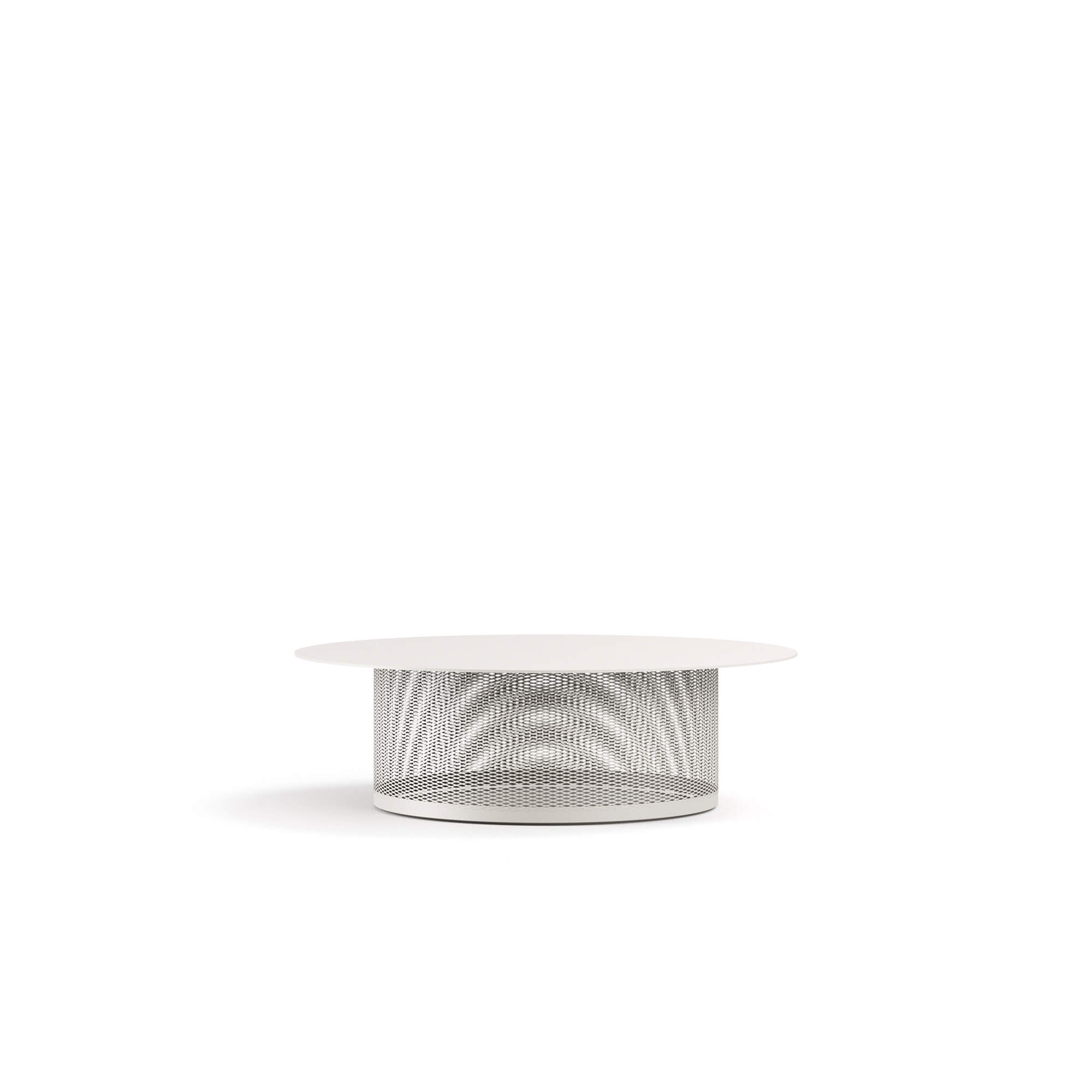 Tavolo-basso-Cabla-da-giardino-in-Acciaio-EMU-arredamenti-da-esterno1 Il tavolo basso Cabla, progettato da Lucidi-Pevere, è un complemento d’arredo di design studiato per garantire un ampio piano di appoggio e un’elevata funzionalità, adattandosi con naturalezza a differenti esigenze di spazio e stile. Adatto a progetti indoor e outdoor, il tavolo basso Cabla si inserisce armoniosamente sia in contesti residenziali sia contract. La struttura del tavolo basso Cabla è caratterizzata da una base in rete metallica in acciaio inox, espressione del consolidato know-how EMU, abbinata a un piano in lamiera rotondo dal linguaggio essenziale. L’abbinamento dei materiali assicura resistenza, stabilità e versatilità progettuale, rendendo il tavolo basso Cabla una soluzione affidabile e durevole anche per ambienti marini e spazi esterni esposti agli agenti atmosferici.