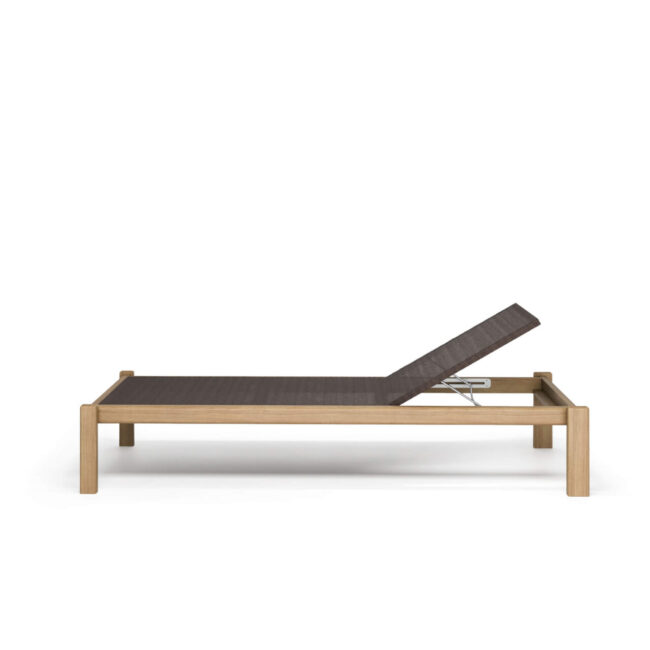 Il lettino Shine, disegnato da Arik Levy, interpreta il relax outdoor in chiave contemporanea, diventando il protagonista di terrazze, bordi piscina e giardini dal gusto raffinato. Pensato per condividere momenti di quiete e benessere, offre uno spazio ampio e accogliente dove distendersi al sole, leggere o semplicemente lasciarsi andare al ritmo lento delle giornate all’aria aperta. Il design essenziale è il suo tratto distintivo: linee pulite, struttura leggera e proporzioni equilibrate creano un’estetica sobria ed elegante, perfetta per contesti moderni e minimal. La struttura in teak rende il lettino Shine ideale sia per ambienti indoor che outdoor, garantendo resistenza, fascino e durata nel tempo. Il telo in EMU-Tex assicura comfort, traspirabilità e ottime performance anche all’esterno, mantenendo un aspetto curato ed elegante. Lo schienale regolabile permette un comfort personalizzato, mentre i dettagli in teak dei braccioli aggiungono un tocco caldo e naturale. Completano il progetto le ruote a scomparsa, che consentono una facile movimentazione senza compromettere l’estetica pulita del design. Un lettino pensato per vivere il relax con naturalezza e stile, trasformando ogni spazio in una zona lounge sofisticata e senza tempo.