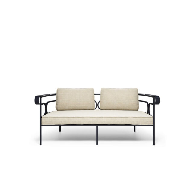 Il divano Collier da due posti, progettato da LCM Marin Design Studio, è una seduta dal design classico che si distingue per la sua eleganza senza tempo e le forme armoniose. I dettagli raffinati e i contrasti geometrici delicati richiamano suggestioni tradizionali, rendendolo una soluzione d’arredo raffinato ideale per ambienti residenziali e spazi alberghieri. La struttura, realizzata interamente in tubolare squadrato di acciaio, conferisce solidità e carattere al divano, mentre la seduta in lamiera di acciaio stirata, arricchita da un pattern decorativo iconico, definisce la sua identità estetica distintiva. Come accessorio, è disponibile un cuscino imbottito per seduta e schienale, rivestito in un’ampia gamma di tessuti adatti anche all’uso esterno, per garantire comfort e praticità in ogni ambiente. Un fregio decorativo color ottone valorizza il divano Collier, così come tutti gli elementi della collezione. La sua forma avvolgente e accogliente trasforma ogni curva in un gesto di morbido comfort e ogni linea in un equilibrio armonioso tra estetica e funzionalità, rendendolo perfetto per chi cerca arredo di lusso e qualità duratura.