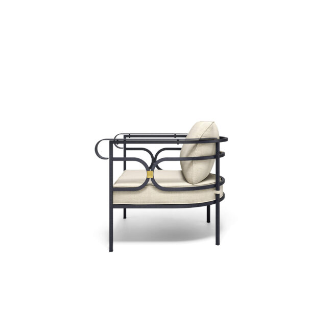 Il divano Collier da un posto, progettato da LCM Marin Design Studio, è una seduta dal gusto classico che si distingue per la sua eleganza senza tempo e per le forme armoniose. I dettagli curati e i contrasti geometrici dal segno delicato richiamano riferimenti e suggestioni tradizionali, rendendolo una soluzione d’arredo ideale per ambienti raffinati, sia in ambito residenziale che alberghiero. La struttura, interamente realizzata in tubolare squadrato di acciaio, conferisce solidità e carattere al progetto, mentre la seduta in lamiera di acciaio stirata è arricchita da un pattern decorativo iconico che ne definisce l’identità estetica. Come accessorio è disponibile un cuscino imbottito per seduta e schienale, rivestito in un’ampia selezione di tessuti idonei anche all’uso esterno. Un fregio decorativo color ottone impreziosisce il divano Collier, così come tutti gli altri elementi della collezione. La sua forma avvolgente e accogliente rende ogni curva espressione di comfort morbido e ogni linea un equilibrio armonioso tra estetica e funzionalità.