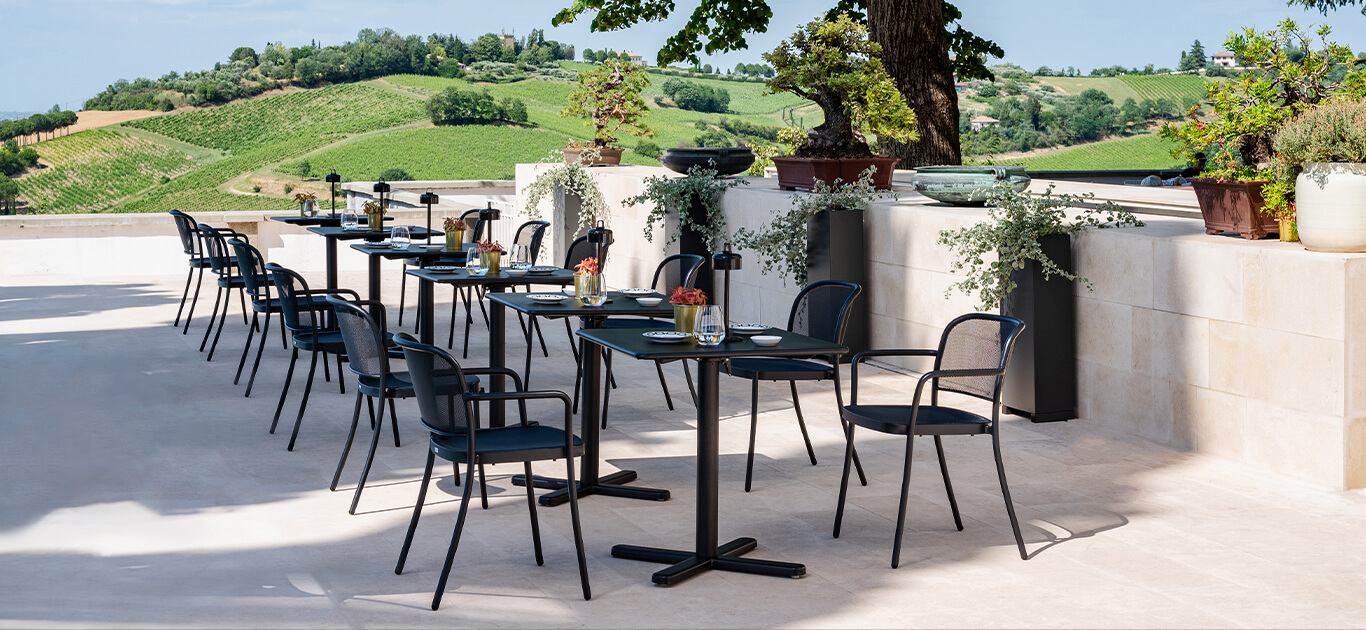 Café, progettato da Christophe Pillet, è una linea di sedie in acciaio dall'atmosfera contemporanea e dai riferimenti classici. Ha una struttura solida e robusta per garantire un utilizzo a lungo termine. La collezione dimostra una versatilità impressionante grazie a sedie, poltrone e sgabelli. L'ampia gamma di colori la rende ideale sia per spazi esterni che interni, a casa o in ambienti professionali. Grazie alle linee pulite ed eleganti, è possibile abbinarlo facilmente a un'ampia gamma di tavoli provenienti da diverse collezioni EMU.