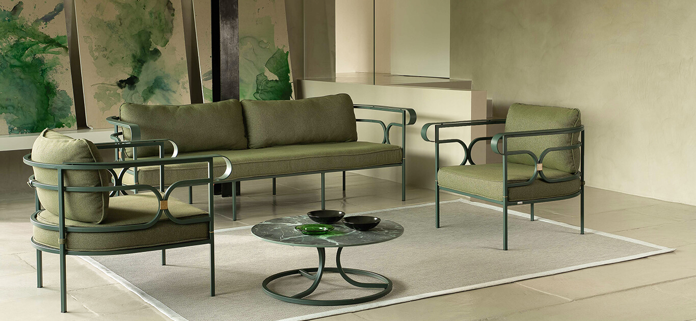 Collier, disegnato da LCM Marin Design Studio, è una collezione classica che si distingue per la sua eleganza e le sue forme armoniose. I dettagli raffinati e i contrasti geometrici giocosi evocano forme e ispirazioni tradizionali, rendendolo una soluzione di arredamento ideale per ambienti sofisticati, sia in contesti alberghieri che residenziali. Le collezioni di divani completano il set da pranzo, un elemento decorativo color ottone valorizza i braccioli sia delle sedie che dei divani a due e tre posti. La forma distintiva è attraente e avvolgente, ogni curva è un morbido abbraccio, ogni linea è un delicato filo di comfort.