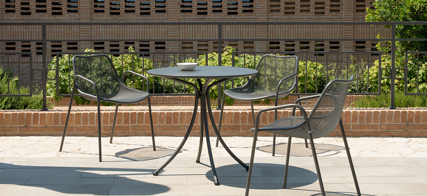 The Combo tables, characterized by their essential design and versatility, integrate effortlessly into a wide array of outdoor settings. Available in several different sizes, Combo tables easily adapt to any space. These tables have long been paired with Ronda seatings, the same understated design, comfort, and versatility of use.