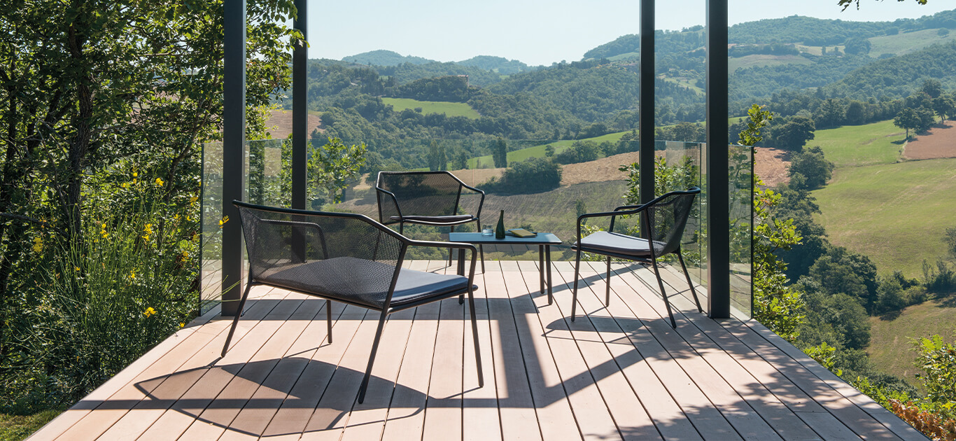 Le proporzioni ergonomiche e la leggerezza delle linee di struttura realizzano comfort e adattabilitá. Darwin è una collezione in acciaio, che si rifá a temi classici, attraverso una trama delicata di lamiera inserita in una struttura a geometria contemporanea. L’effetto della texture della seduta e dello schienale è l’elemento caratterizzante dello stile di questa collezione, che ben si fonde con le linee strutturali. Darwin è una famiglia completa composta da sedie, poltrone, tavoli, sgabelli e tavoli alti, lounger e tavoli bassi. Essa si conferma una linea di arredo dallo stile intenso che ben si addice ad ogni situazione d’arredamento.