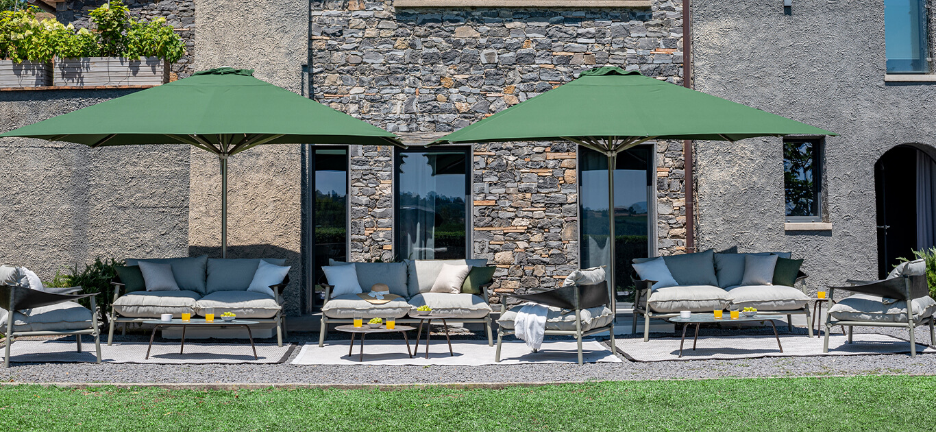 Ducale, design EMU D&S Lab, arricchisce la proposta di ombreggianti a palo centrale Shade by EMU. La struttura in alluminio a 8 stecche assicura massima stabilità, mentre la pratica apertura telescopica del telo permette di lasciare gli arredi sottostanti nella stessa posizione. Completano la collezione alcuni basamenti appositamente studiati e un kit luci led di facile applicazione.