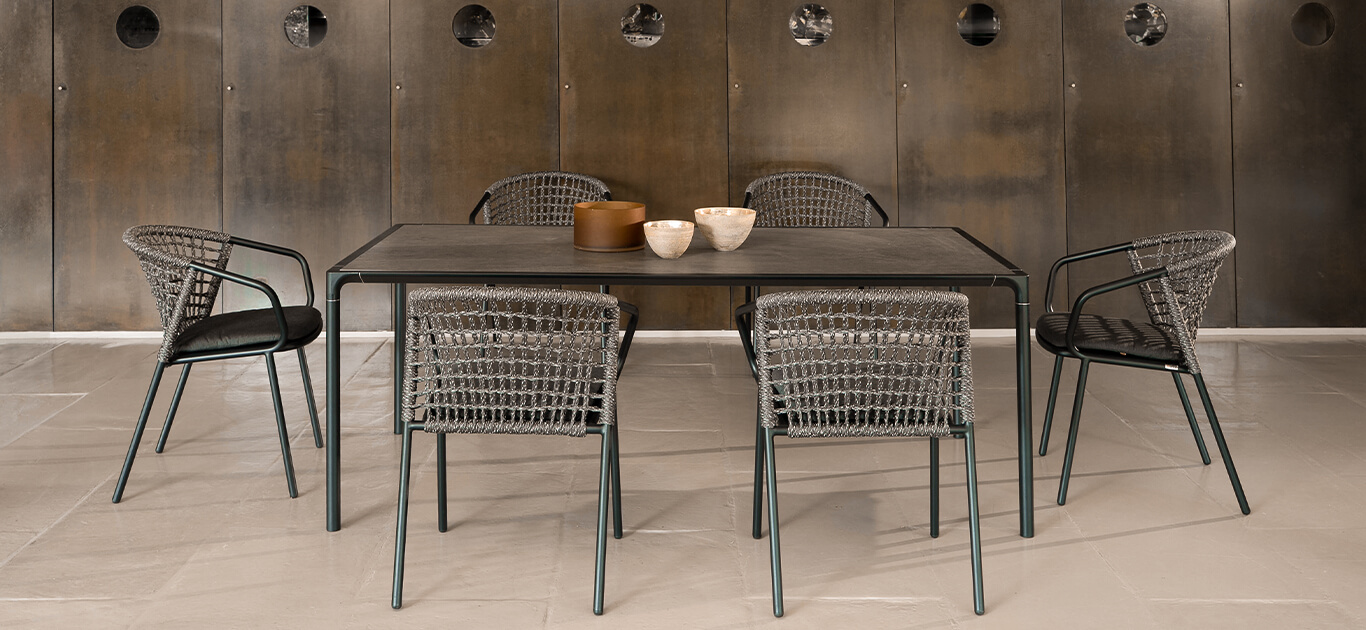 La collezione di sedute in alluminio Nef, ispirata al design grafico delle mongolfiere, coniuga stile eclettico e leggerezza visiva con una struttura solida. Ideale per ambienti da pranzo dall'aspetto e dall'atmosfera contemporanei, Nef è perfetto per ambienti contrattuali informali ed esperienziali e si adatta bene a spazi in cui design, materiali e colori sono accuratamente miscelati.