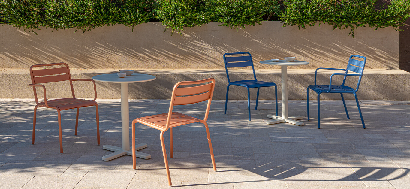 Star è una collezione coloratissima e informale. Le sedute sono ampie e comode, disponibili nelle versioni con o senza braccioli. I tavoli, di varie misure sono disponibili sia nel modello quadrato che rettangolare, hanno un piano in lamiera zincata a caldo rinforzato con un’ulteriore struttura metallica sotto il bordo. La collezione si compone di sedia, panca, poltroncina, sgabello alto, poltrona, divano e tavoli. Star è una collezione che si inserisce in molteplici contesti outdoor, privati e contract, adattandosi bene sia a grandi che a piccoli spazi. Infine, la collezione Star vede sedia e poltroncina in una nuova veste totalmente in alluminio, che la rende perfetta per contesti marini.